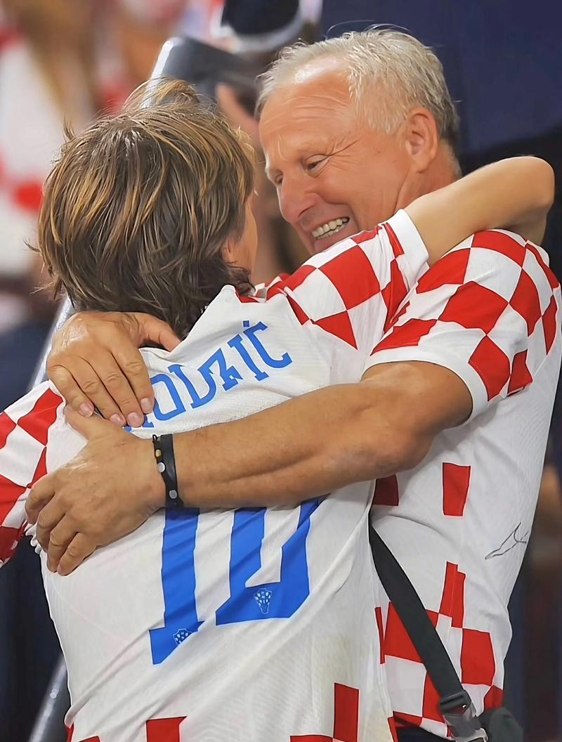 伊尔迪兹：我踢伪9号？大家可以拭目以待；斯帅没给我额外压力