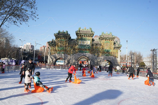 拉卡泽特回到酋长球场，观看并解说枪手对阵拜仁的比赛